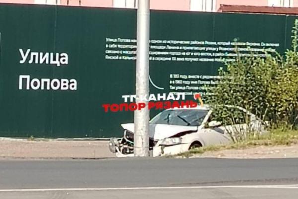 В Рязани легковушка влетела в столб