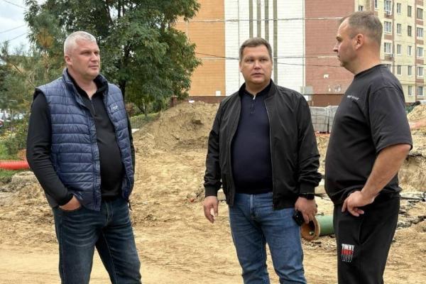 Около жилых домов в Песочне планируют расширить парковку