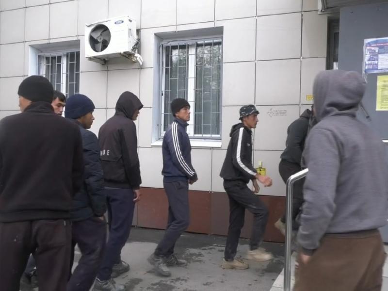 После рейда в Дягилеве 25 человек доставили в отдел полиции