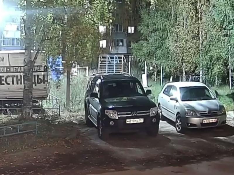 Рязанцы заявили, что ночью неизвестный повредил их автомобили