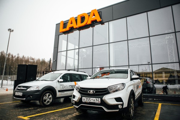 На открытии нового автосалона «КАРМЕН» в Рязани презентовали «спортивную» LADA Vesta