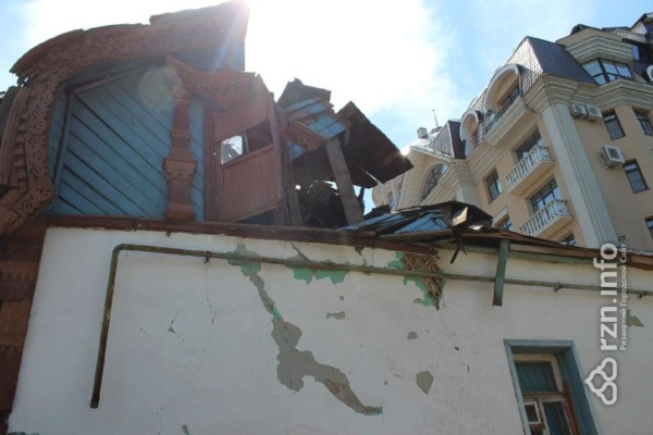 «У нас беда». Какая участь ждет разрушенный памятник деревянного зодчества на улице Щедрина?