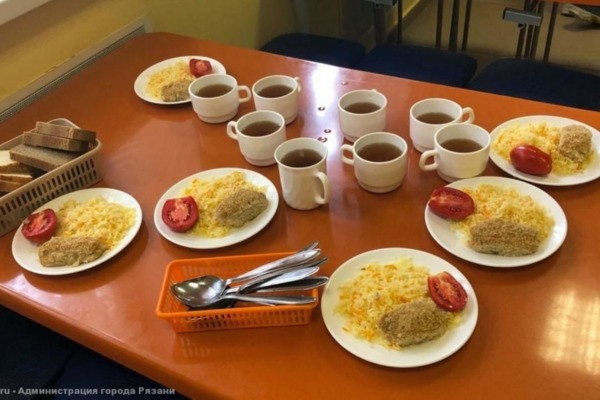 Пища для скандалов. Чем обернулось введение бесплатного питания в рязанских школах