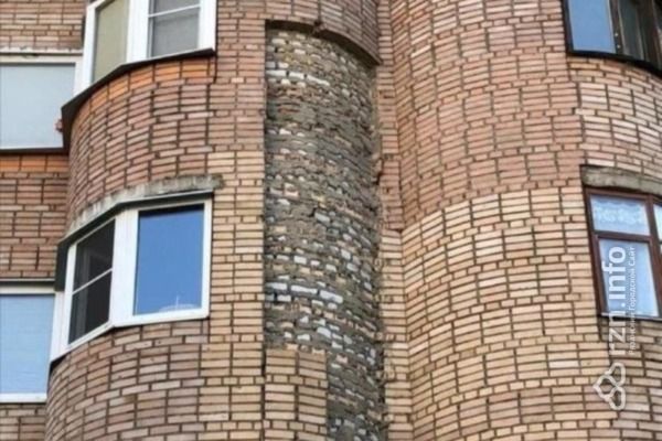 Дом падающих кирпичей двадцать лет держит в страхе жителей Бутырок