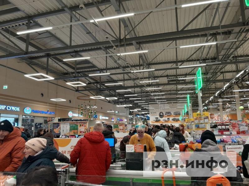 Толпы людей выстроились в очереди за покупками на новогодний стол. Праздничный репортаж из рязанских магазинов
